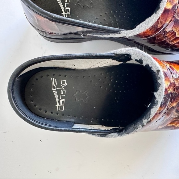Dansko Professional Tiger Eye Reptile Print Metallic Patent Leather Clogs Sz 6.5 - Picture 8 of 8